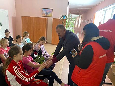 Эвакуированных в Пензу женщин Донбасса поздравили с 8 Марта