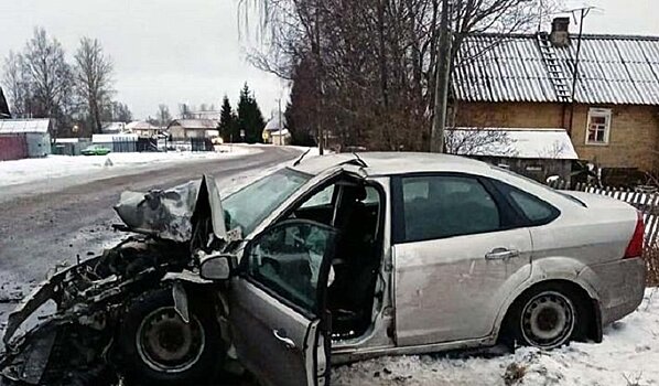 В Шелтозеро в "лоб в лоб" столкнулись легковой и грузовой автомобили