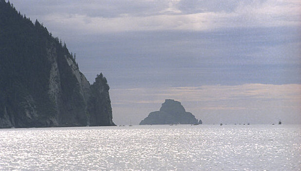 У Алеутских островов тонет рыбацкое судно