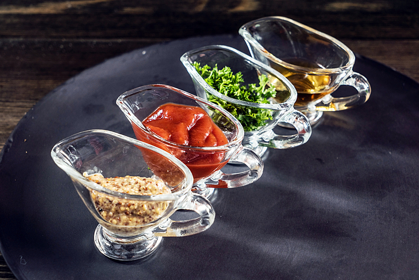 Бензоат натрия, или консервант Е211. Можно найти в продуктах с длительным сроком хранения: соусах, консервах и даже кондитерских изделиях. Разрешен во многих странах, хотя признан потенциально опасным. Добавка является аллергеном, провоцирует образование злокачественных опухолей и негативно воздействует на нервную систему.