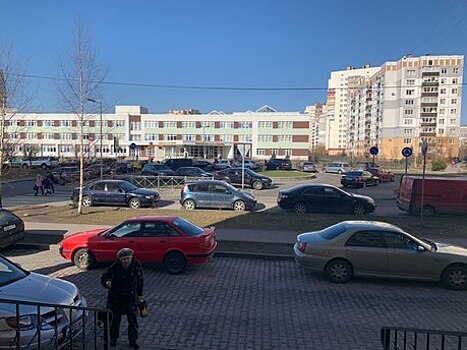 У гимназии №40 в Калининграде запретят парковаться