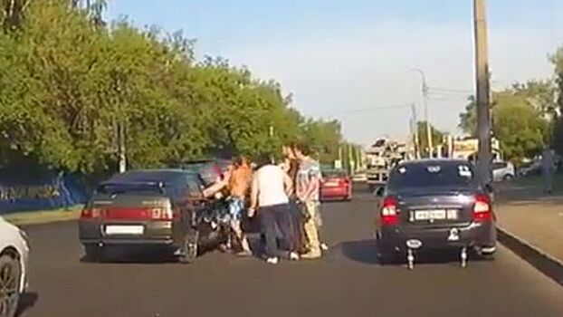 И пусть весь мир подождет: полураздетые мужчины устроили потасовку на проезжей части в Омске