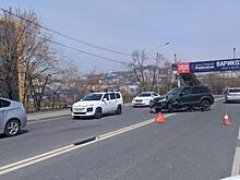 Две скорых приехало: серьезное ДТП произошло на светофоре во Владивостоке