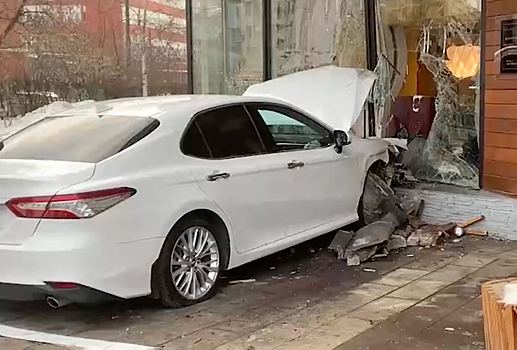 Автомобиль въехал в здание в центре Москвы и попал на видео