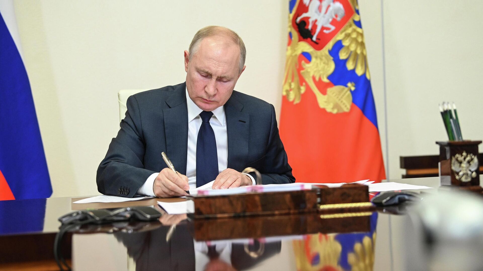 Путин подписал за день 27 законов: главное