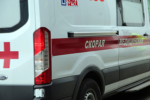 Один человек погиб после наезда грузового поезда на автобус в Ленобласти