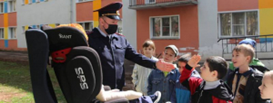 В Кировской области автоинспекторы и педагоги провели тематическое занятие для детей из Донецка и Луганска