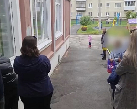 В Свердловской области родителей не пустили к детям на выпускной. «Смотрели с улицы»