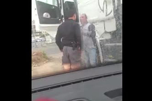 Израильский полицейский избил палестинца-водителя