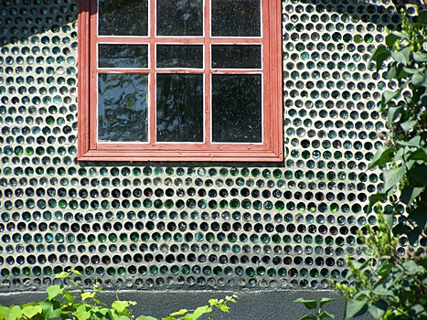 Реально ли построить мастерскую из стеклянных бутылок? Тема интересная, дачники делятся примерами