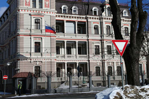 Посольство РФ: в Латвии силовики проверяют документы у всех пришедших на выборы