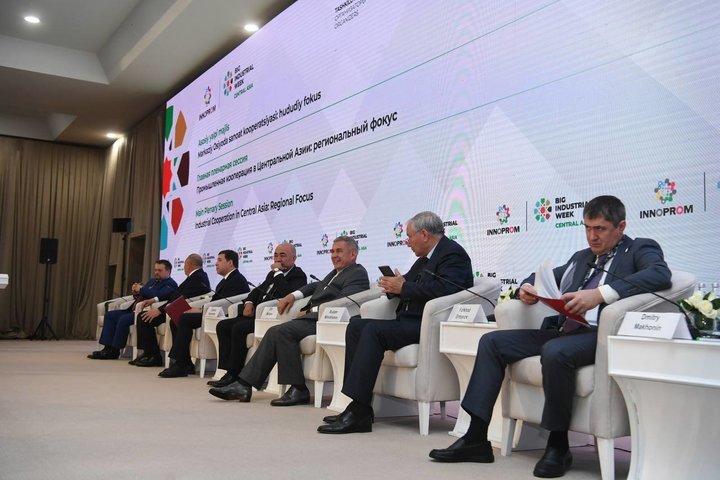 Рустам Минниханов выступил на пленарной сессии «ИННОПРОМ. Центральная Азия»