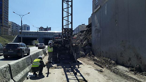 Специалисты начали расследовать причины обрушения подпорной стены на Ипподромской