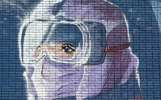 На стене рязанского медколледжа появилось граффити врача в защитном костюме