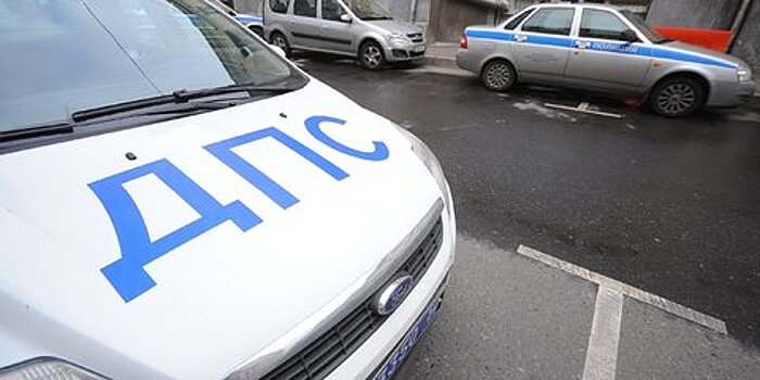 Водитель иномарки скрылся после столкновения с полицейской машиной