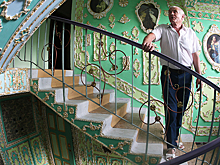 Киевский пенсионер превратил подъезд своего дома в музей