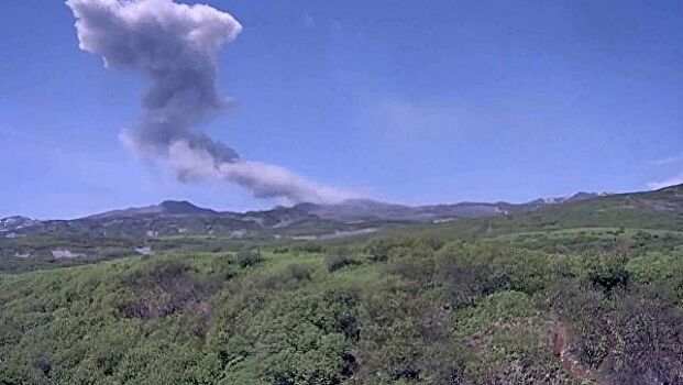 Вулкан на Курилах выбросил пепел на высоту 3,5 км