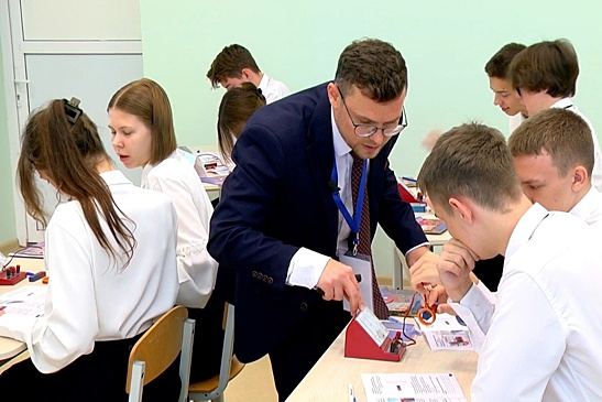 В Петербурге учителя года Леонида Дедюху будут встречать всей гимназией