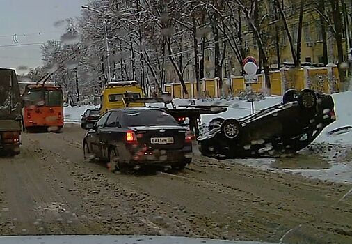 На проспекте Гагарина перевернулся автомобиль (ФОТО)