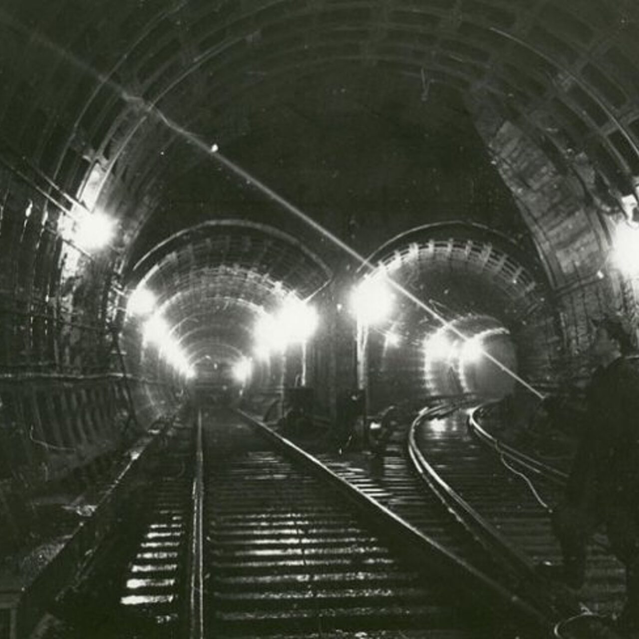 Поезд призрак в метро. Скорость питерского метрополитена. Легендарное метро. Брендированный вагон метро. Russos метро.