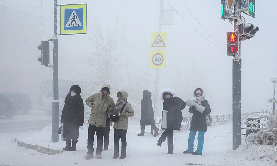 Местные жители на пешеходном переходе на одной из улиц в Якутске. Как сообщает Якутское УГМС, в ряде районов республики установились 50-градусные морозы, декабрь 2022 года