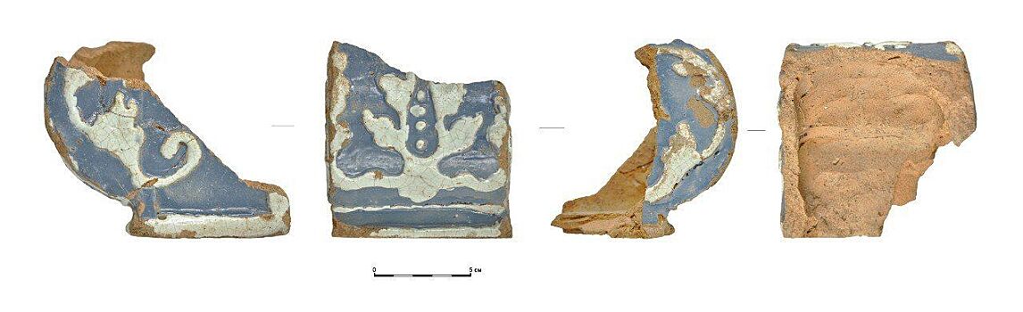 Зимние узоры на горячей печи: столичные археологи отреставрировали коллекцию изразцов XVIII века