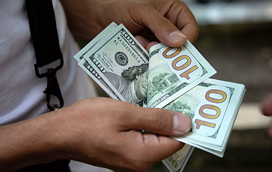 Доллар по 76: банкир предсказал падение рубля