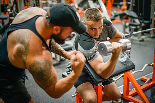 Сколько подходов нужно делать на каждую группу мышц: звёздный тренер дал рекомендации