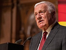 Экс-президент Чехии: "Маленькая собачка лает на большого пса"