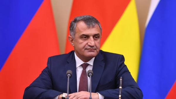 Бибилов признал поражение на выборах президента Южной Осетии и пожелал удачи Гаглоеву