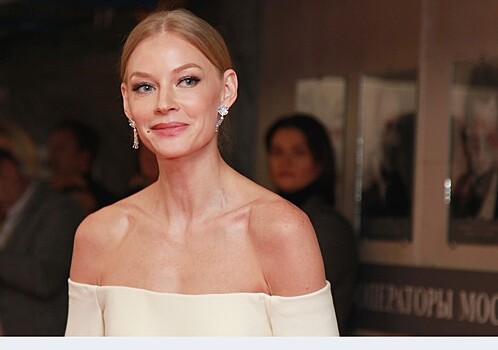 «Какие ножки!»: Светлана Ходченкова похвасталась фигурой в свитере на голое тело