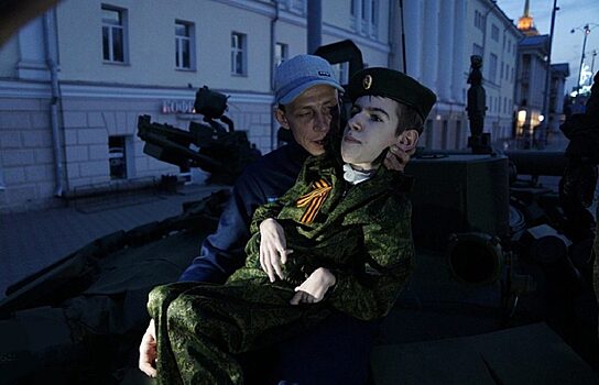 В Екатеринбурге на репетиции парада военные прокатили мальчика на танке