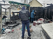 В Новосибирске три человека погибли при пожаре в частном доме