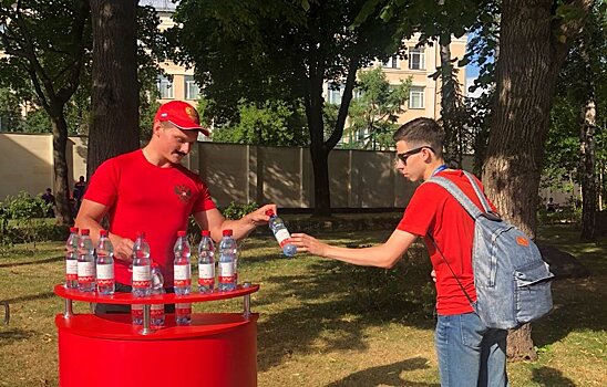 Сотрудники Мосметро раздали более 2 тыс. бутылок воды перед матчем Россия — Испания