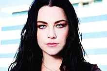 Фанаты подарили солистке Evanescence гусли