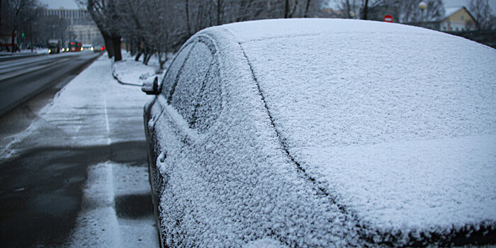 Сотрудники ДПС вытолкали застрявший в снегу автомобиль в Москве