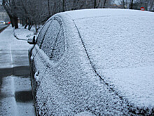 Сотрудники ДПС вытолкали застрявший в снегу автомобиль в Москве