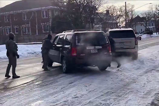 Семья погибшей от рук агента ICE женщины наняла юрфирму, представлявшую Флойда