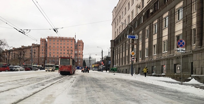 На уборку дорог в Челябинске выведено меньше техники