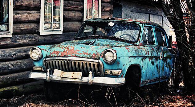 Брошенное авто на Плещеева переместили на спецстоянку