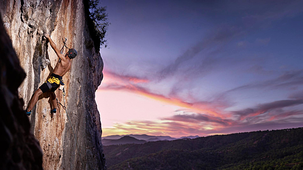 Американский скалолаз забрался на 101-этажный небоскрёб без страховки: видео