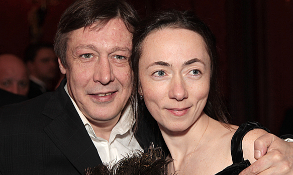 Жена Ефремова объяснила его поведение после ДТП