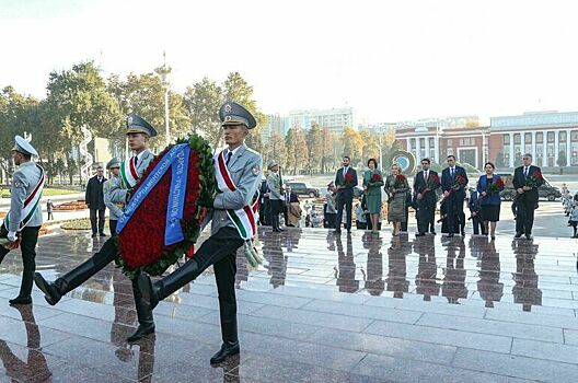 Матвиенко приняла участие в возложении цветов к памятнику Сомани в Душанбе