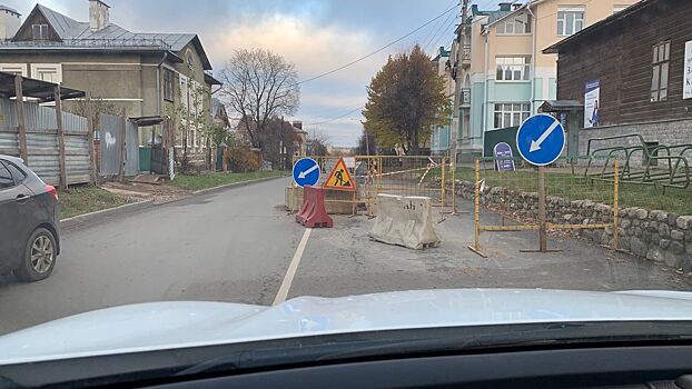 Водители жалуются на безобразный участок дороги в самом центре Костромы