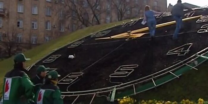 Летнее время: как устроены цветочные часы на Поклонной горе