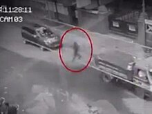 На Филиппинах призрак появился на дороге и прошёл сквозь машины