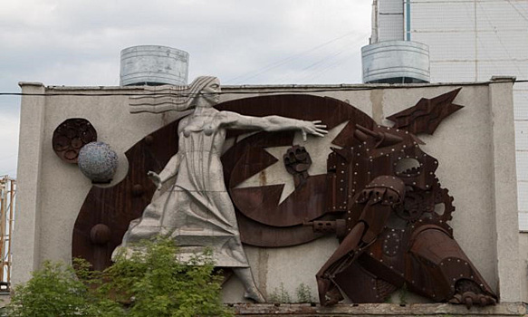 Мэрия Нижневартовска демонтирует барельеф с кинотеатра, который открывал Горбачев