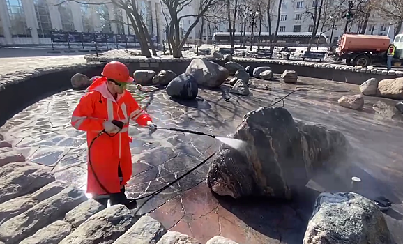 Специалисты промыли фонтан «Поющий журавль» на Чистых прудах