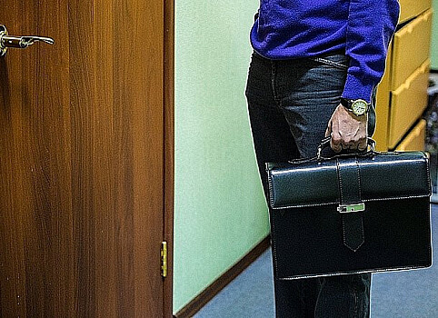 Российские чиновники скрываются от народа в кабинетах