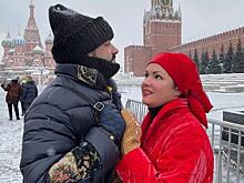 «Смотри, как красиво!»: Нетребко в канареечной шапке погуляла по замерзшему Финскому заливу